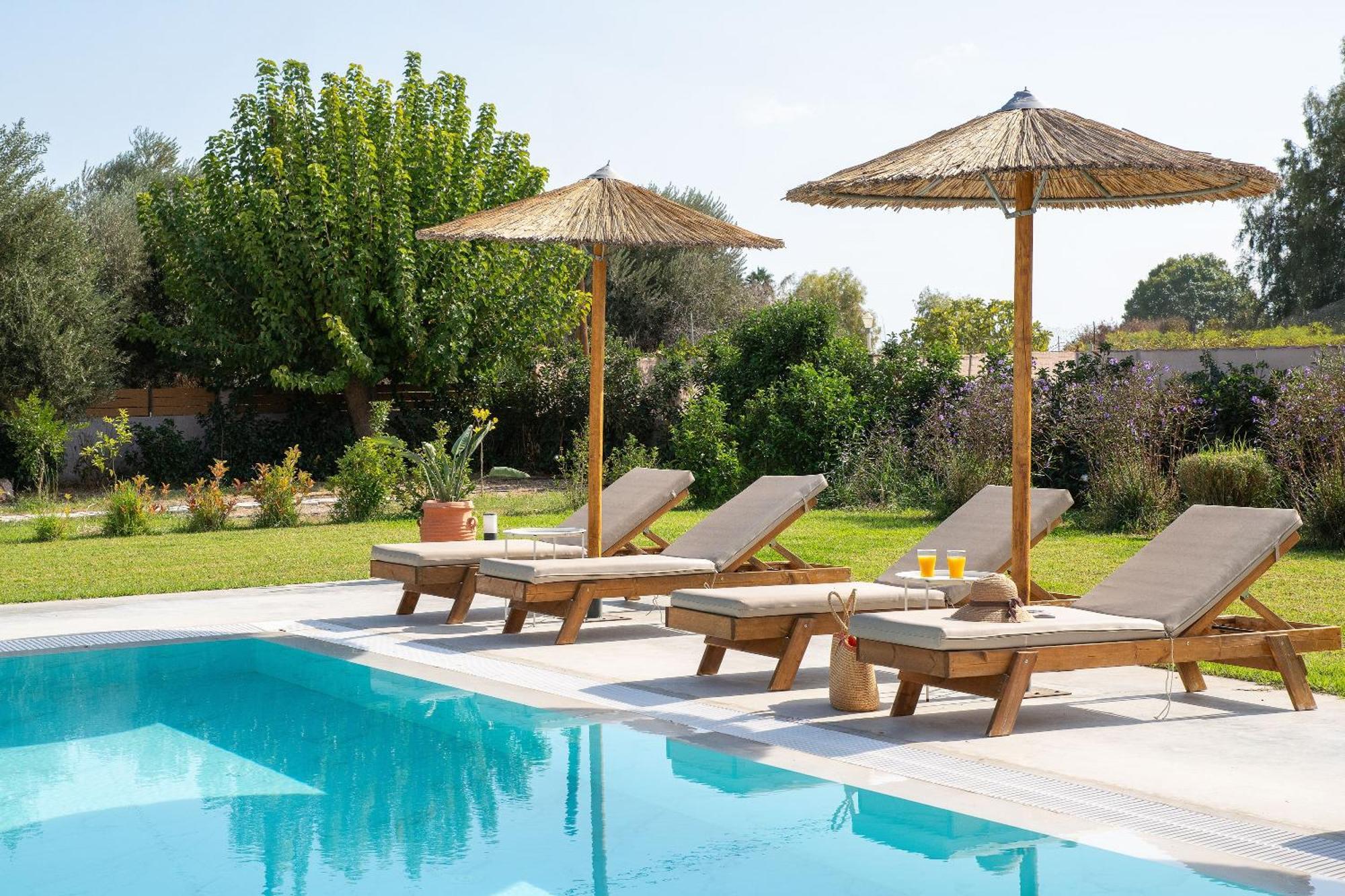 Ethria Pool Villa With Heated Jacuzzi 阿凡投 外观 照片