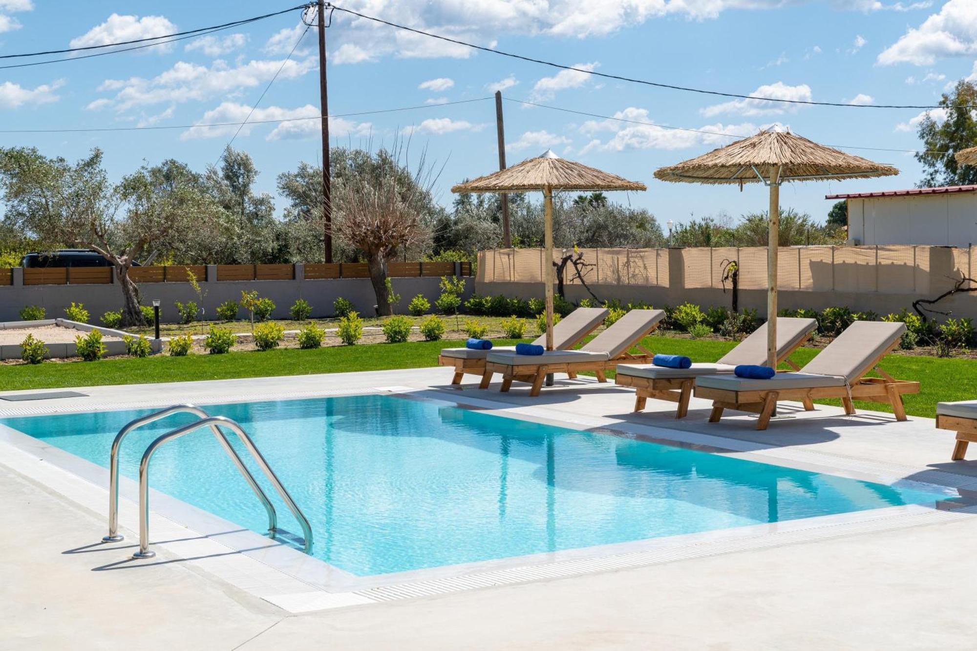Ethria Pool Villa With Heated Jacuzzi 阿凡投 外观 照片