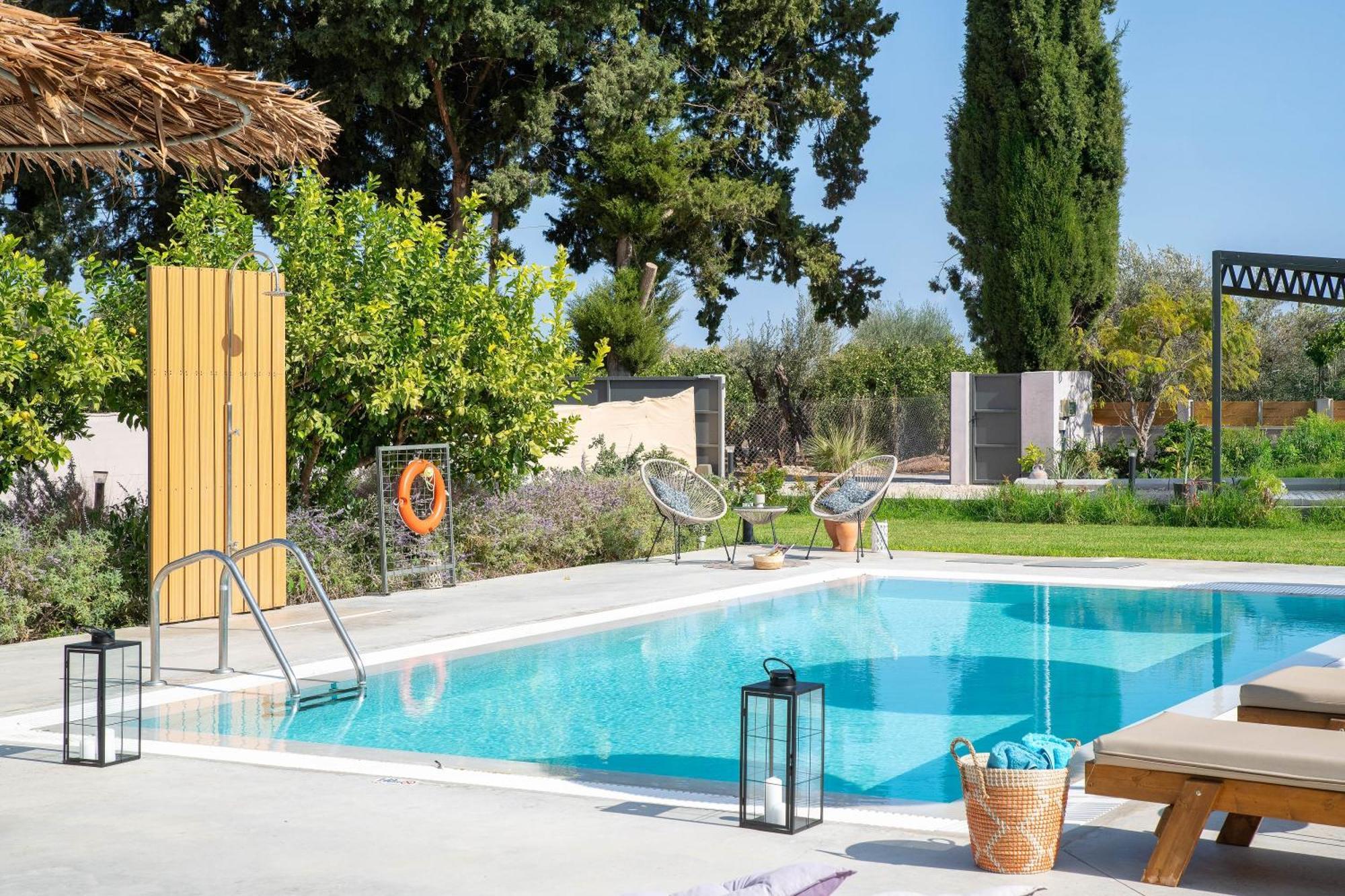 Ethria Pool Villa With Heated Jacuzzi 阿凡投 外观 照片