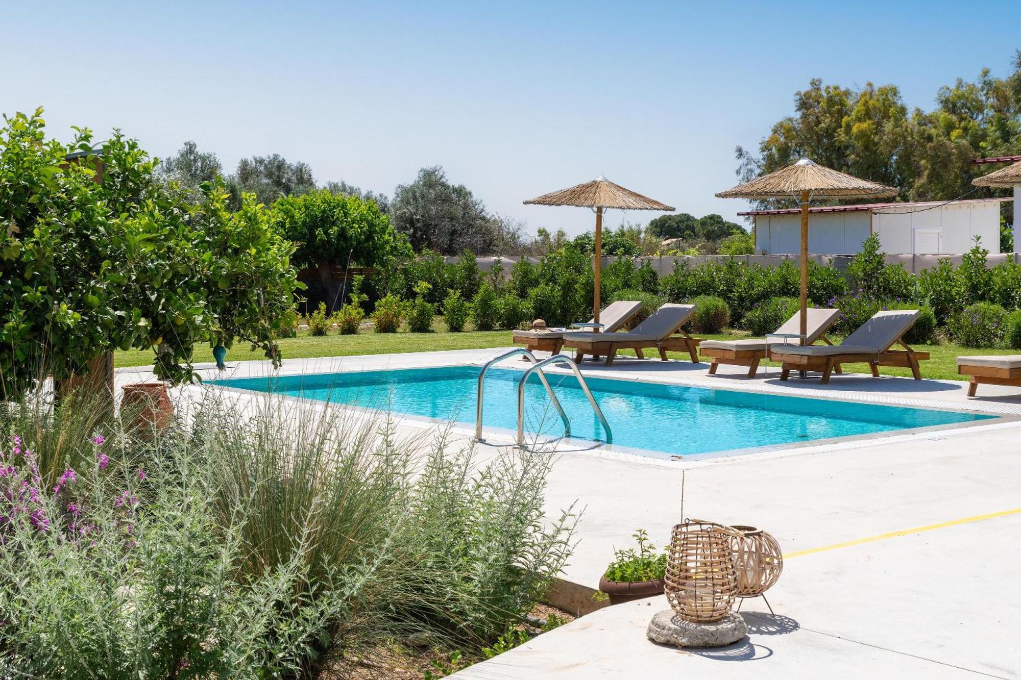 Ethria Pool Villa With Heated Jacuzzi 阿凡投 外观 照片